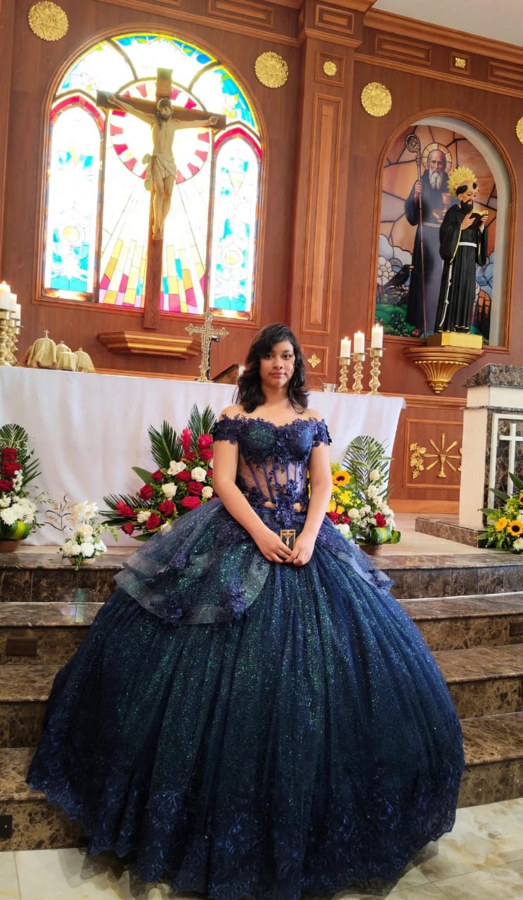 Máia Thais con su vestido azul de quinceañera